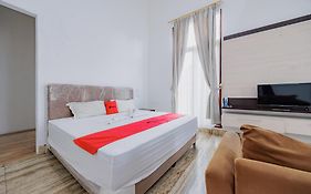 RedDoorz Premium @ Gandaria Jagakarsa